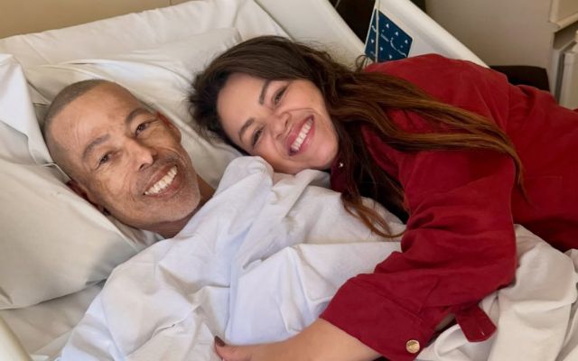 Pastor Marquinhos Menezes segue internado, e fiéis fazem oração em frente ao hospital